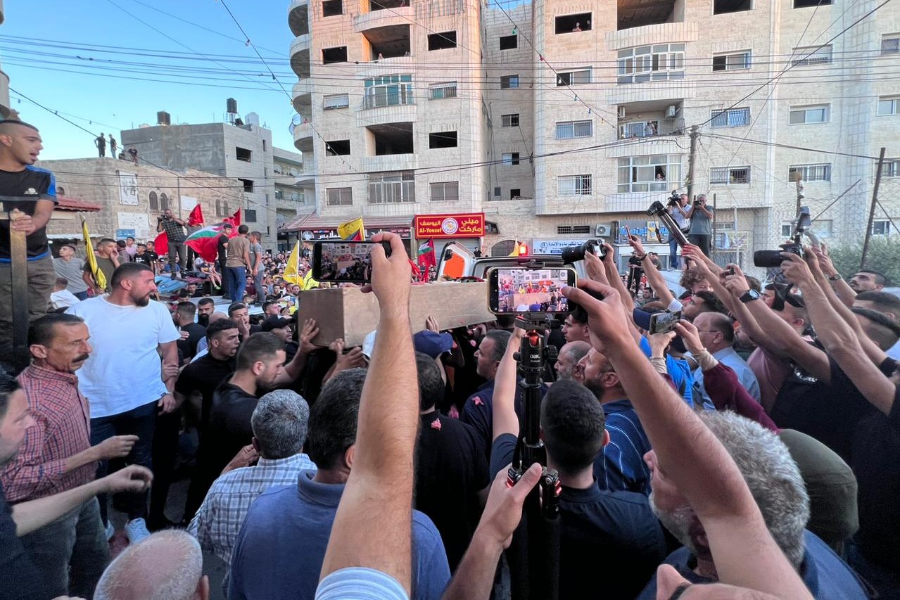 جانب من تشييع جثمان الشهيدة مي عفانة في بلدة أبو ديس جنوب شرق القدس المحتلة (تصوير: وفا)